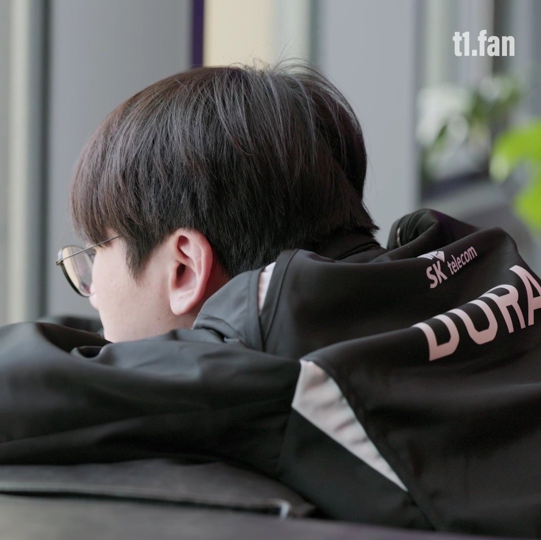 Itsyssssa's tweet photo. Doran~ah, fighting for today ✊🏻

I know it's tough, and you're making do of whatever resources are given to you. Let's do our best in everything that we do and have no regrets. 

T1 FIGHTING ❤️ 🫳🏻🐿 Happy times will come ❤️ https://t.co/Y0aTvpR7B3