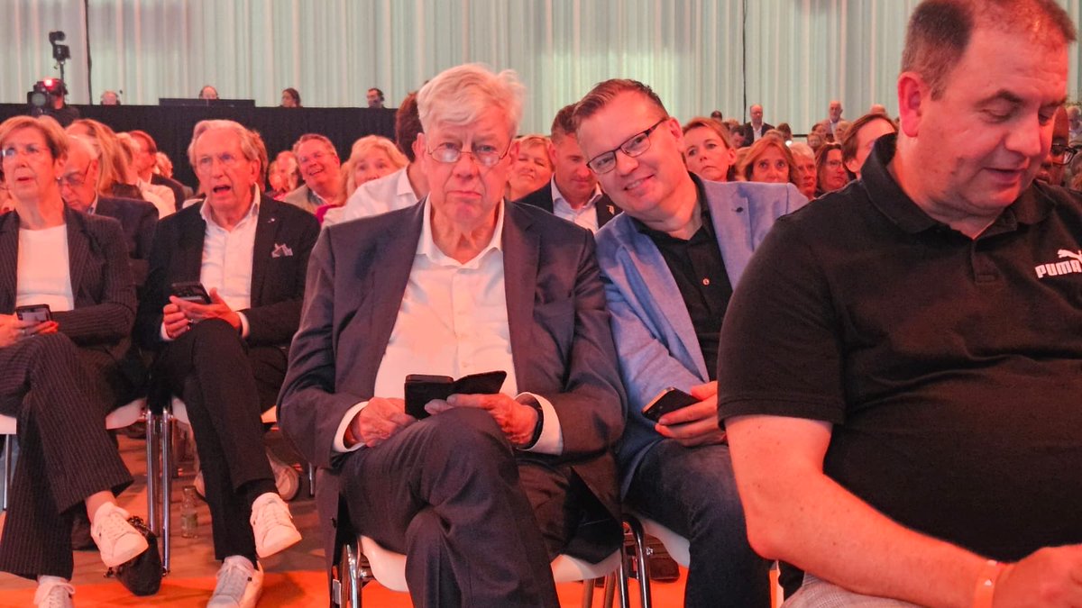 vvdrdv's tweet photo. Vandaag op de alv van de VVD geweest waar we het liberaal manifest hebben goedgekeurd. Iets waar ik vanuit de klankbordgroep en daarvoor als een van de initiatiefnemers al ruim 2 jaar mee bezig geweest ben. Blij en dankbaar met het resultaat. We hebben een mooie partij waar flink gediscussieerd wordt, maar de persoonlijke verhoudingen altijd goed zijn.

Dank @NanningMol en iedereen binnen de @VVD die dit manifest tot een succes heeft gebracht!