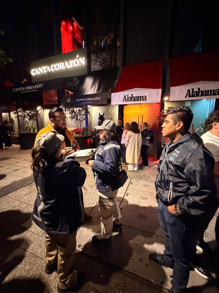 MHGOByJ's tweet photo. ⚽🌙 Durante el #GobiernoNocturno supervisamos establecimientos mercantiles para verificar el cumplimiento de horarios y niveles de ruido autorizados.

Trabajamos para que vecinos y visitantes disfruten la #FiestaFutbolera2026 en un ambiente seguro y ordenado.

#MiguelHidalgo https://t.co/LbTifC37Fh