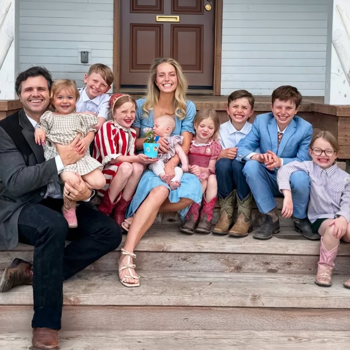 WhiteBabyFac's tweet photo. Ambition is a wonderful trait, but women have been deceived by feminism into believing that female ambition needs to look like male ambition. Staying home to raise a big family is peak female ambition! https://t.co/QfL9ZV4I3w