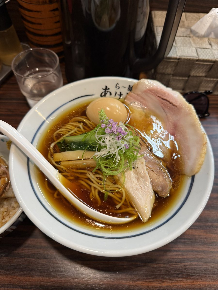 Amym_tc's tweet photo. ら～麺 あけどや ㊗️市川

【限定】
黒ほろほろ鳥とかごしま黒豚の醤油そば
TOKYO X スペシャルお肉ご飯

食鳥の女王と湯浅のカエシ〜繊細ながらぐいぐい引き寄せられ〜シルキーな棣鄂麺にトピも個々が激ウマ〜肉汁溢れるご飯と完璧🥳
毎年言ってるけど素晴らしい周年でした〜おめでとうございます🎉 https://t.co/IIo2VbZBbE