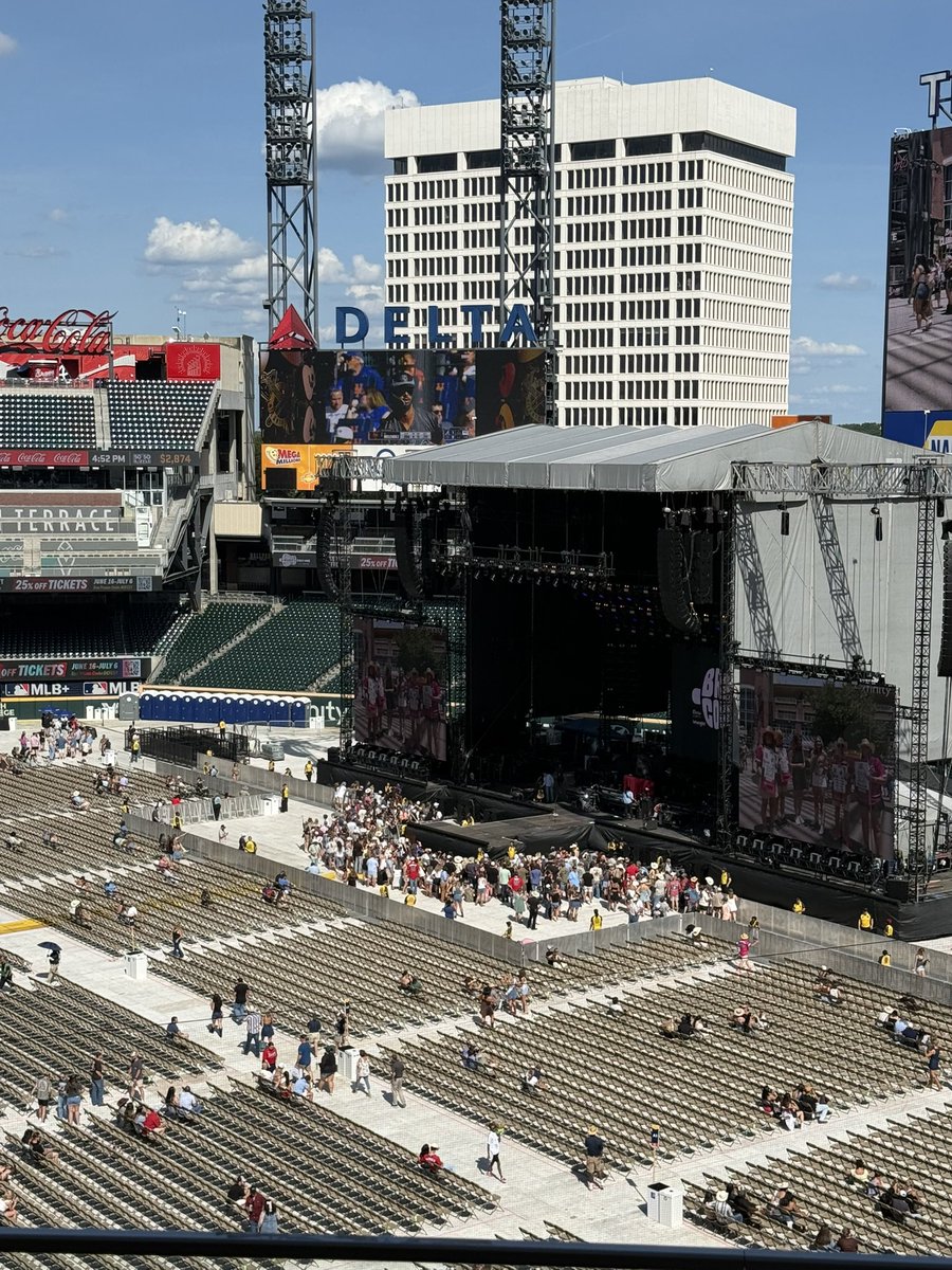 gatorhater1974's tweet photo. Time to see @ellalangleymsic and @codyjohnson  with @AnnasCustomCake and @tammie_smalley  at @TruistPark !! https://t.co/JAoq4utEby