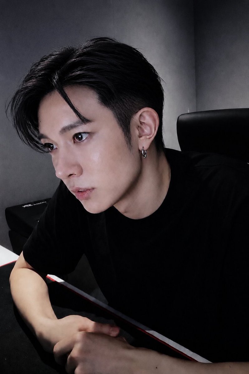 overflowxo's tweet photo. call me boring but i want his black hair back 😭 https://t.co/ziGkJge04n