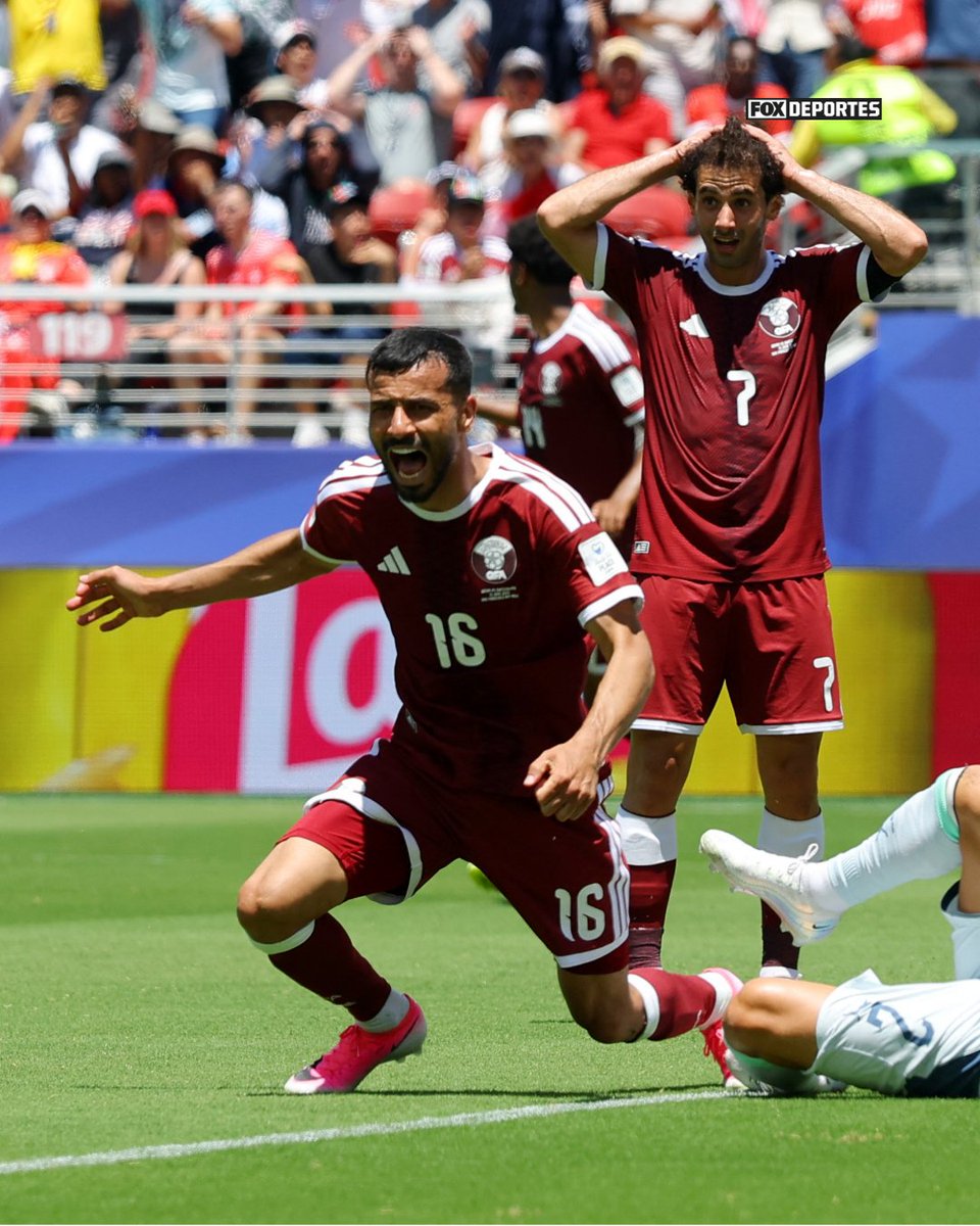 PReyess_'s tweet photo. 🇶🇦 Catar consigue el primer punto en su historia de los mundiales, con un épico gol en el descuento 

Suiza, que no ha sabido rematar el partido, se complica la vida

El grupo B se encuentra con los 4 equipos empatados tra la jornada 1

#FIFAWorldCup #QATSUI #Mundial2026 https://t.co/9dm85CGobo
