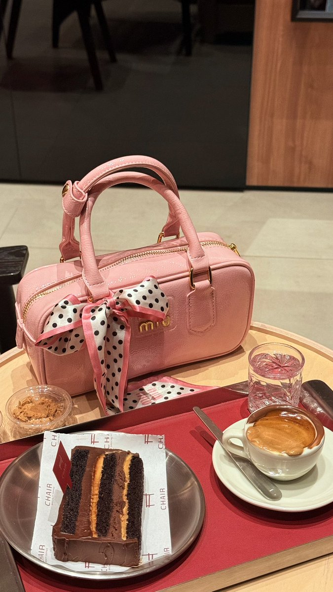 FatimahIIbrahim's tweet photo. 🪑🤎☕️ https://t.co/Fy2uB6xLfU