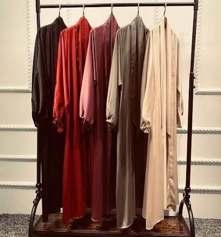 filterednezi's tweet photo. Cutting table and tall display rack. 🤧 https://t.co/AuVTGWyri7