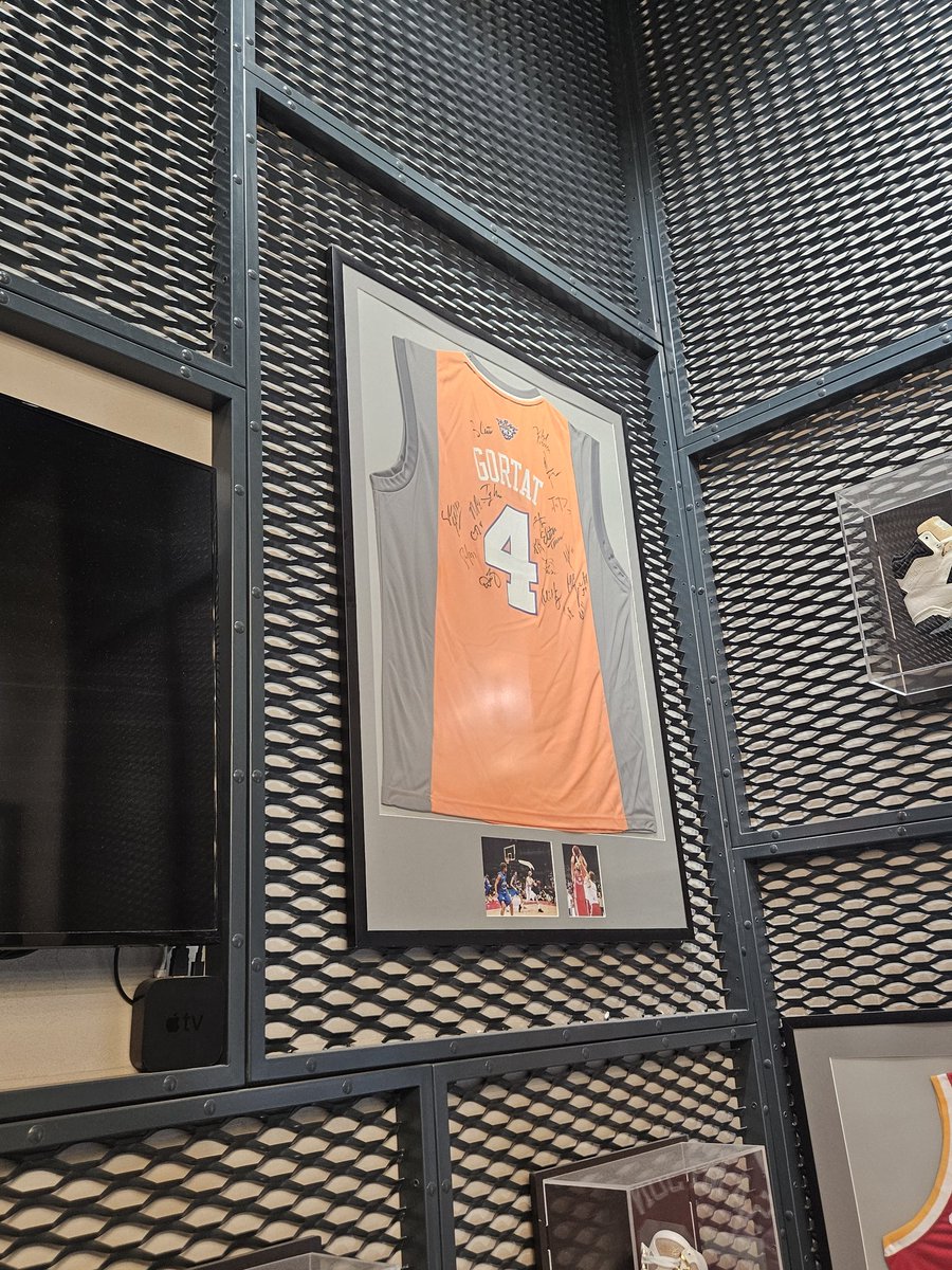 Ko_nba's tweet photo. バスケショップ🇵🇱のシェイと地元ポーランドのスター、マーチン・ゴータットのジャージー

(ゴータットとシェイはLACで一緒にプレーしている) https://t.co/bi7HPZZRCt