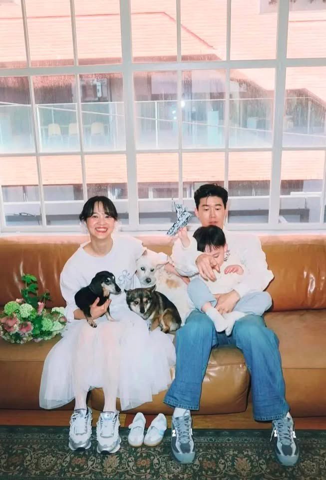 Kpopstyles01's tweet photo. Even after 11 years of marriage, Kim Moo Yeol and Yoon Seung Ah continue their sweet tradition of taking wedding photos on their anniversary ✨💕

#TeachYouALesson https://t.co/fK9WmMCPgI