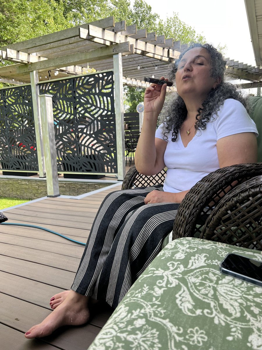 Rekkluus's tweet photo. Beautiful night in southern Ontario with my wife enjoying a black label cigar https://t.co/tm9DOed663