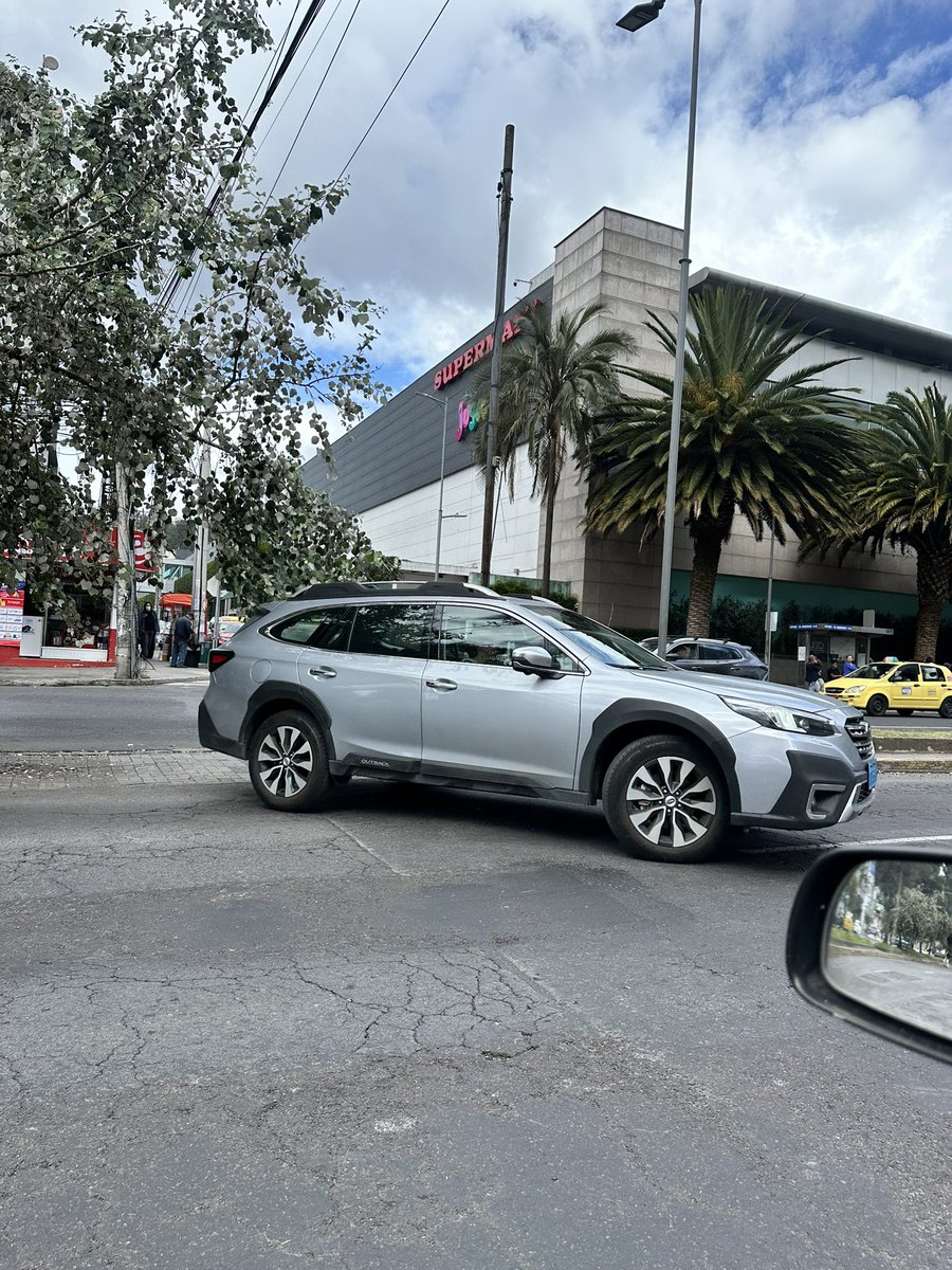 TeodoroVega's tweet photo. #QuitoSinAlcalde 
Los #Abuseros y taxistas tienen imitadores con placas diplomáticas hoy a las 15:00 en la avenida de los Shirys un semialfabeto, mononeuronal,semoviente cruzó por donde está prohibido y bravo! https://t.co/IjxcwvyLgA