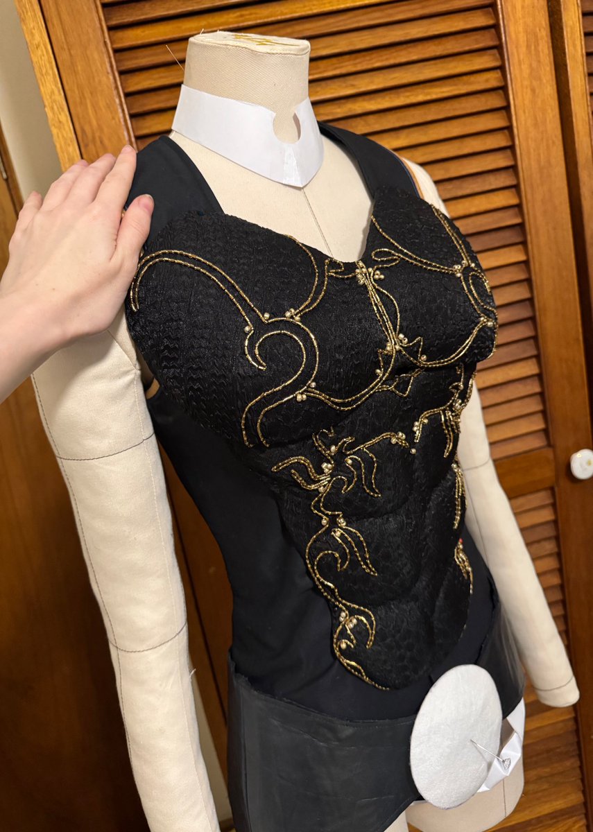 VyeCos's tweet photo. Beadwork on a custom form chest for Vampire Hunter D!

Trying to give off the artwork vibes of Yoshitaka Amano 🙌 https://t.co/PYgcAJIEyt