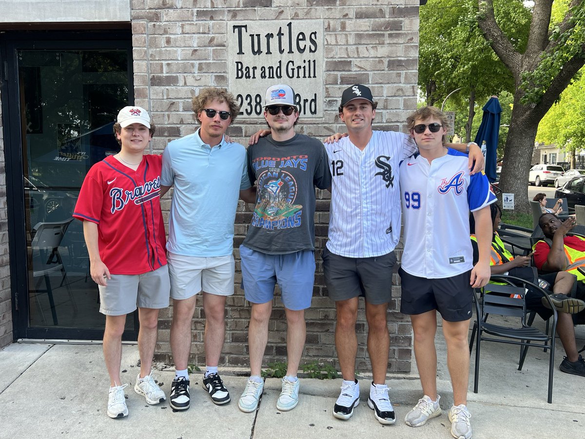 AnthonyHef1's tweet photo. Had a great time in the Windy City with these Dub Town legends! @andrewheff23 @WaverlyBball @noahsto1 @camden_rine @CadenBrown00 https://t.co/tPFKvBsnyP