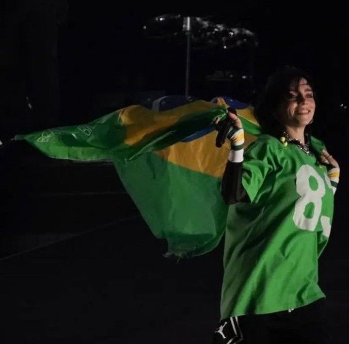 nonseilish's tweet photo. billie com a bandeira do brasil pra dar sorte pra seleção no jogo de hoje https://t.co/zJWFMB1gzw