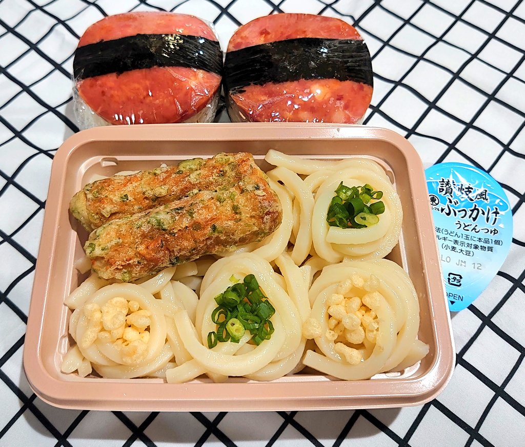 BentoBenko's tweet photo. ・うどん
・ちくわの磯辺揚げ
・粗挽きハムのおにぎり

楽チン弁当🍱
なぜなら私は休みだから😑
そして眠いから😪

#旦那弁当 #お弁当 #お弁当記録 https://t.co/cNBRHrnm3m