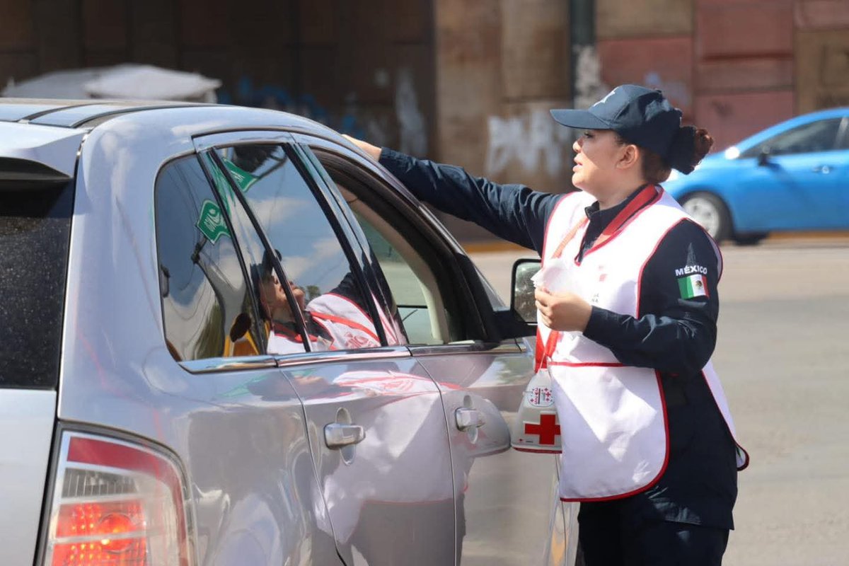 sspdgo's tweet photo. Personal #SSPDgo tanto administrativo como operativo, participa en la colecta anual de la @CruzRojaDgo , donde de manera entusiasta estuvieron solicitando el apoyo de la ciudadanía por diversas zonas de la ciudad para contribuir con esta noble causa. https://t.co/sHRFi3yg6v