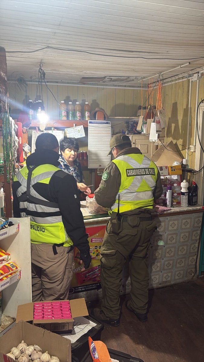 CarabBioBio's tweet photo. 🏍️ Carabineros de la 3ª Comisaría #Cañete despliega patrullas de tránsito y motoristas en distintos sectores de la comuna; servicios destinados a brindar seguridad y prevenir la comisión de delitos que puedan afectar a la comunidad cañetina.
#Cañete #CarabinerosDeChile https://t.co/XzAYUXdcM3