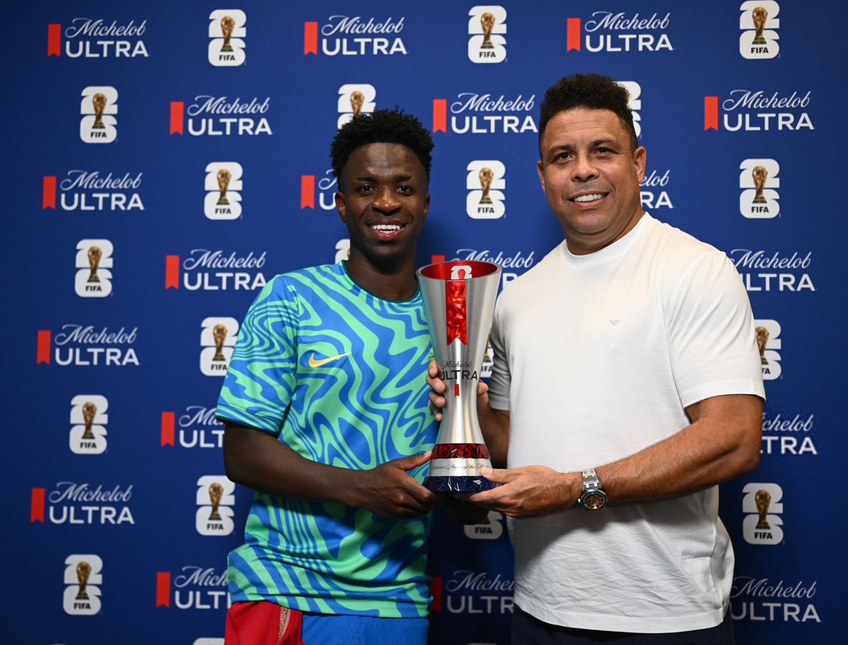 ZAReactZ's tweet photo. @FabrizioRomano Vinicius with the legend himself they both good https://t.co/qd6kxim8Yz