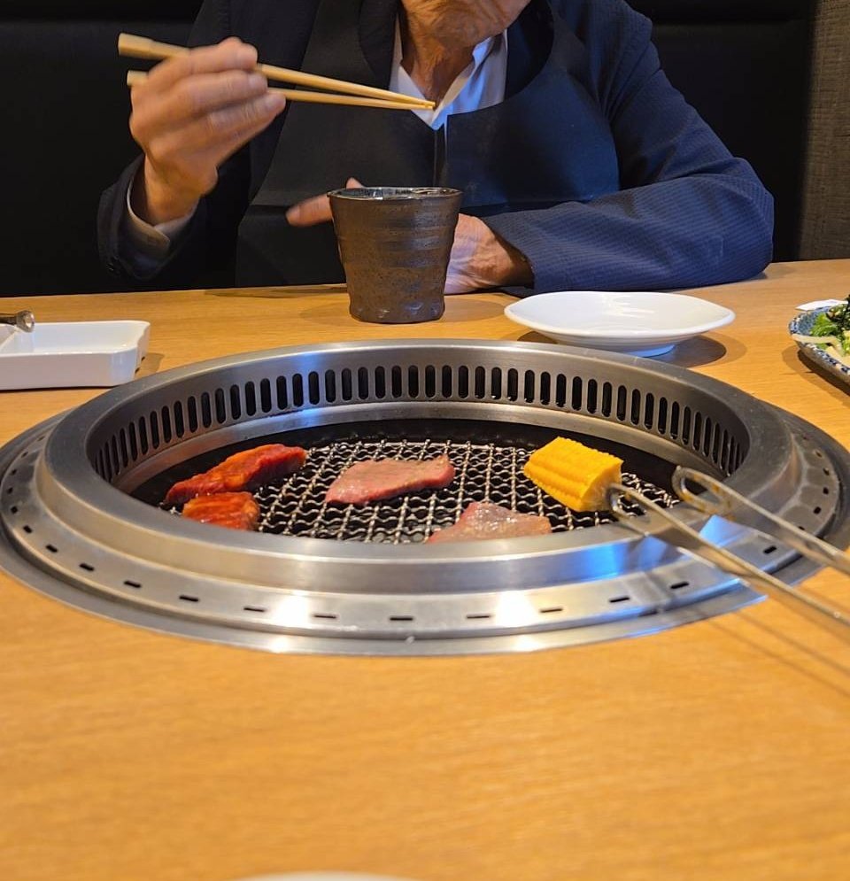 AntonioPanda10's tweet photo. 父の病院の付き添い＆運転手
高速で後ろから追突されるわ、
病院激混みで長時間待ちだわ(昼寝に最適)
帰りの高速、分岐間違えて遠回りだわ
散々な1日でした
父「焼肉がたべたい！」との事で
朝 昼 夕食兼ね疲れきって焼肉 ｳﾏ🥩🔥 https://t.co/ZXfMZMVNVf