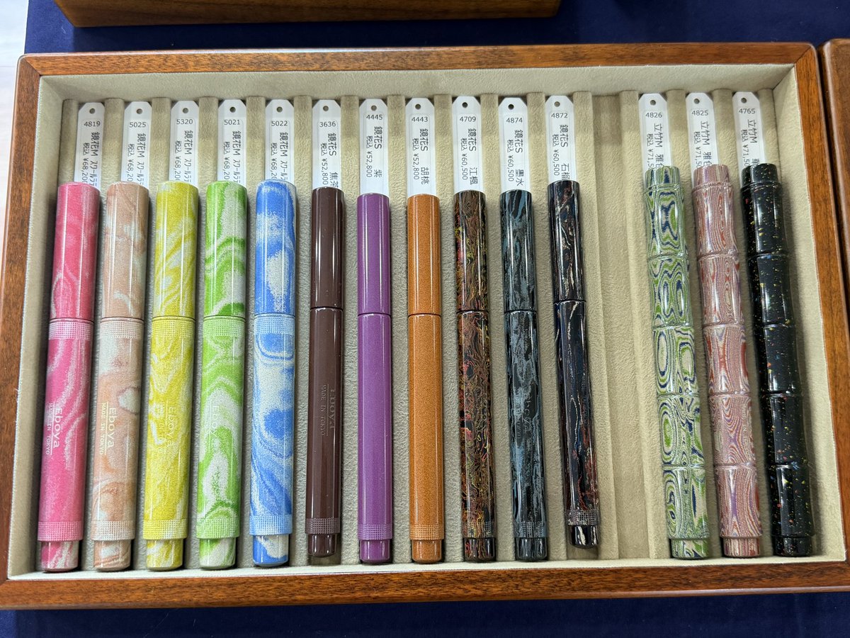 nikkoebonite's tweet photo. E&amp;Sペン倶楽部
笑暮屋ラインナップ✨

工房楔さん、直接コラボ製品を納品に！お忙しいのにありがとうございました😭✨

昨日��yurieさんもお見えになり、数々の素晴らしい蒔絵作品を見せていただきました。

※昨日の開場前の写真なので販売済みの製品もございます https://t.co/I3AFGDamDy