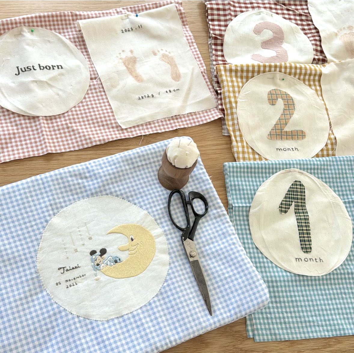 tempura_emb's tweet photo. 足型の布絵本を作る👣📔
あっという間の6ヶ月🥹

 #刺繍 https://t.co/610ghwczUR