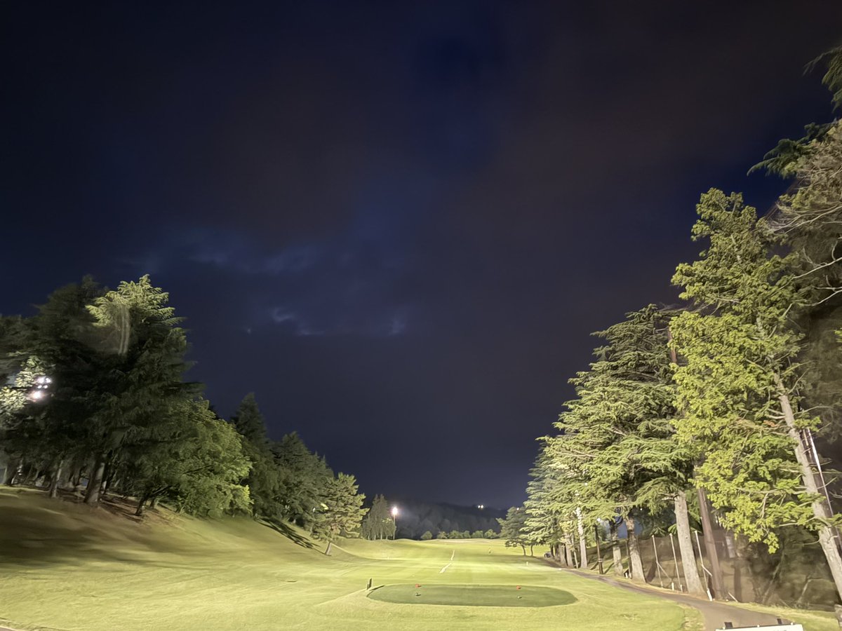 MS06Rtym's tweet photo. 昨日は初のナイターゴルフ⛳️思ってたより違和感なかった😊ただ最初気負っててボロボロ、練習の成果は途中からでスコアはいつも通り💦ま、いろいろ試せたので良しとしよう！
三連休あるといろいろ出来て良いな！今日はのんびりしよ。今日はこの曲を🎧

#山崎まさよし
『あなたしか知らない朝』 https://t.co/jniicgEDXu