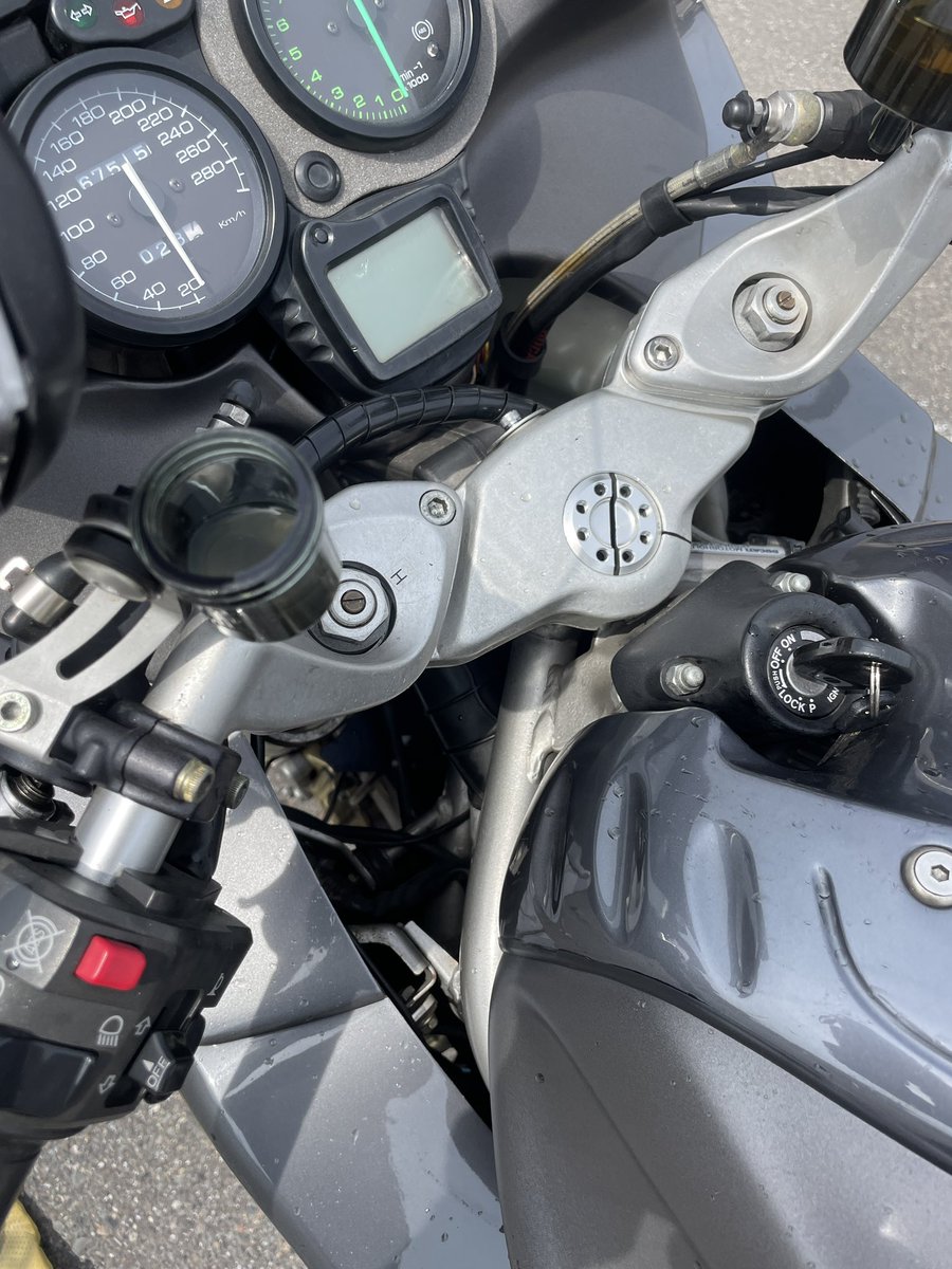 Straight_Biker's tweet photo. 久々にやらかしました。クラッチメンテの後にフルードのリザーバータンクのキャップを緩めたまま走ってしまい、キャップがなくなってました‥タンク周りにフルードが飛び散り衣類にもかかってしまった‥DOT4だから塗料も衣類も痕残るのかな‥ https://t.co/INqqxpoGyA