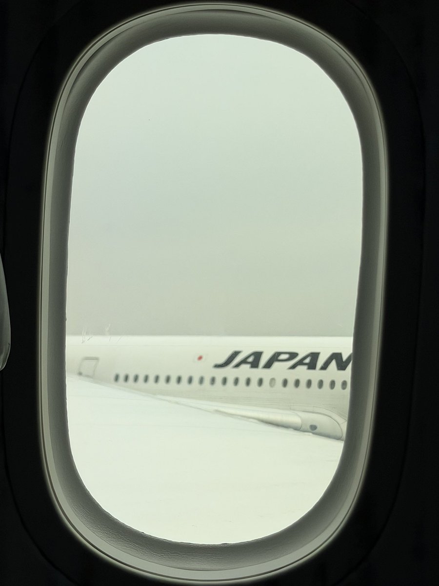 yuutomi's tweet photo. これから福岡へ✈️  

座席の近い人ちょー酒臭い😡
迷惑だわ https://t.co/fUldRTJi6q