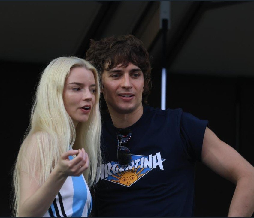 lacurvadelamod's tweet photo. El esposo de Anya Taylor Joy es yanqui y usó una remera de 🇦🇷 para ir a ver el partido de Estados Unidos versus Paraguay. Así se hace, reina 💋 https://t.co/DOZQXGNMbi