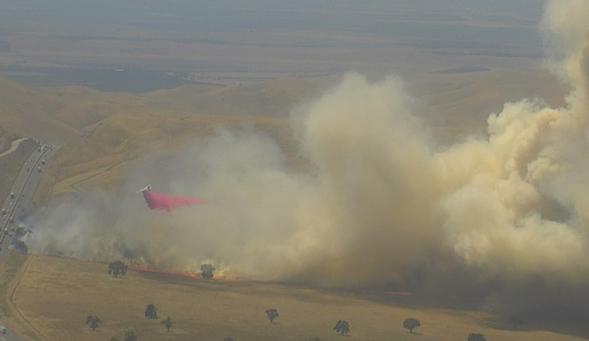 engineco16's tweet photo. #WileyFire Bealeville, 30-40 acres. T-76 must have been heading south and has already made a drop. https://t.co/dzuoR65woK