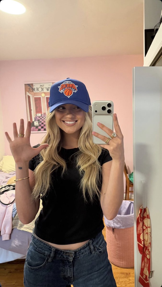 MiaHUpdates's tweet photo. Mia Healey says Knicks in 5! 🏀🧡💙

📸| mia.healey via Instagram stories https://t.co/0g19qdA4aX
