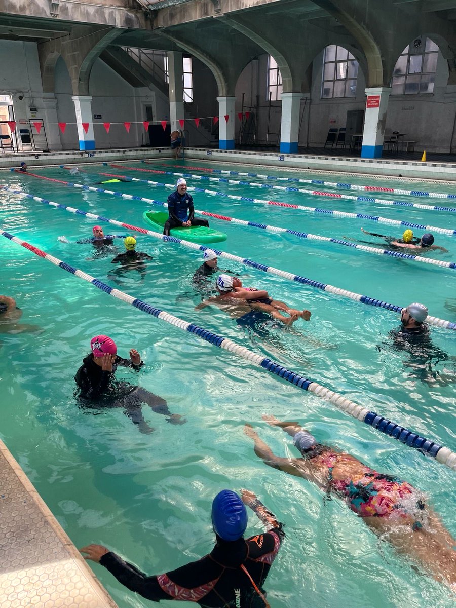 DGTM_Chile's tweet photo. La Capitanía de Puerto de #Valparaíso participó en el Tercer Taller de Seguridad para Deportistas Náuticos, instancia orientada a fortalecer la prevención y la seguridad en las actividades recreativas en el mar.

La jornada incluyó exposiciones sobre normativa, meteorología, buceo, primeros auxilios, RCP y rescate de personas en el agua, promoviendo una navegación más segura y responsable.
