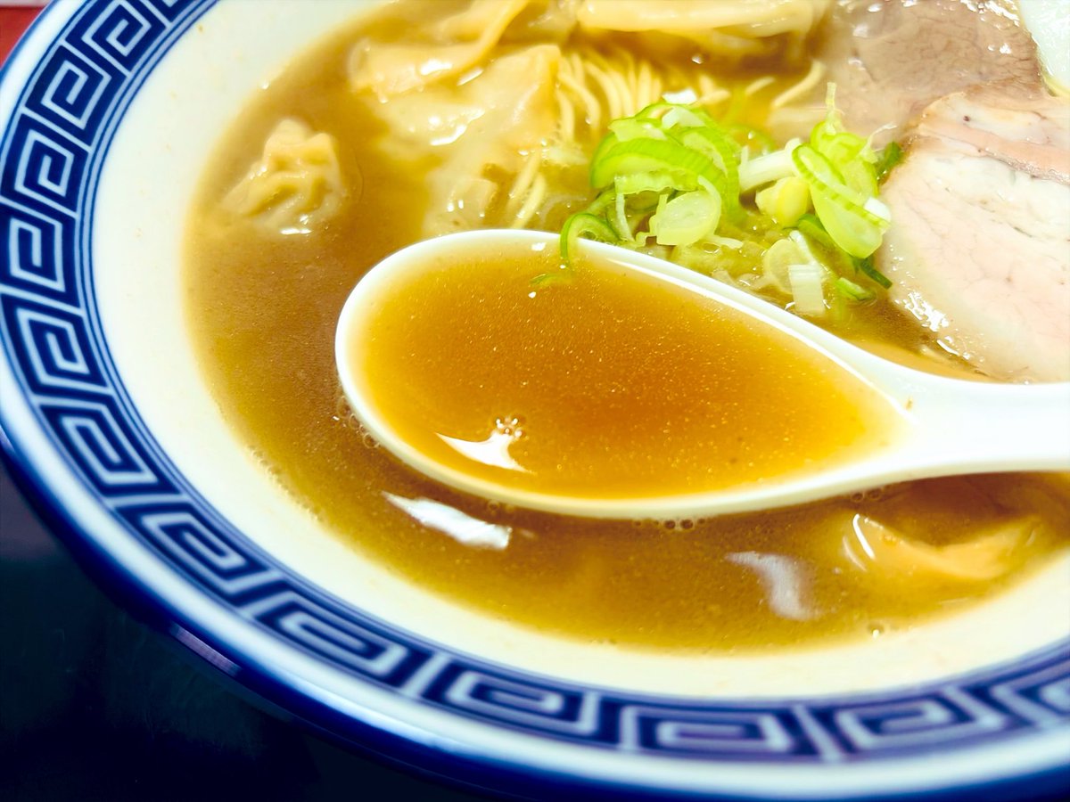 MR_llGarcons's tweet photo. 昭和50年創業の飛騨高山の高山ラーメン
京王百貨店

高山ラーメンはお初だわ☺️
最初は良くわからない味わいだな〜と
食べ進めると優しいスープの美味さが
段々と沁み広がって🤤
チャーシューうまッ☺️

一口ワンタンの餡も美味い

宮川中華そば 高山
京王限定ワンタン麺 https://t.co/nRaf2GzxOO