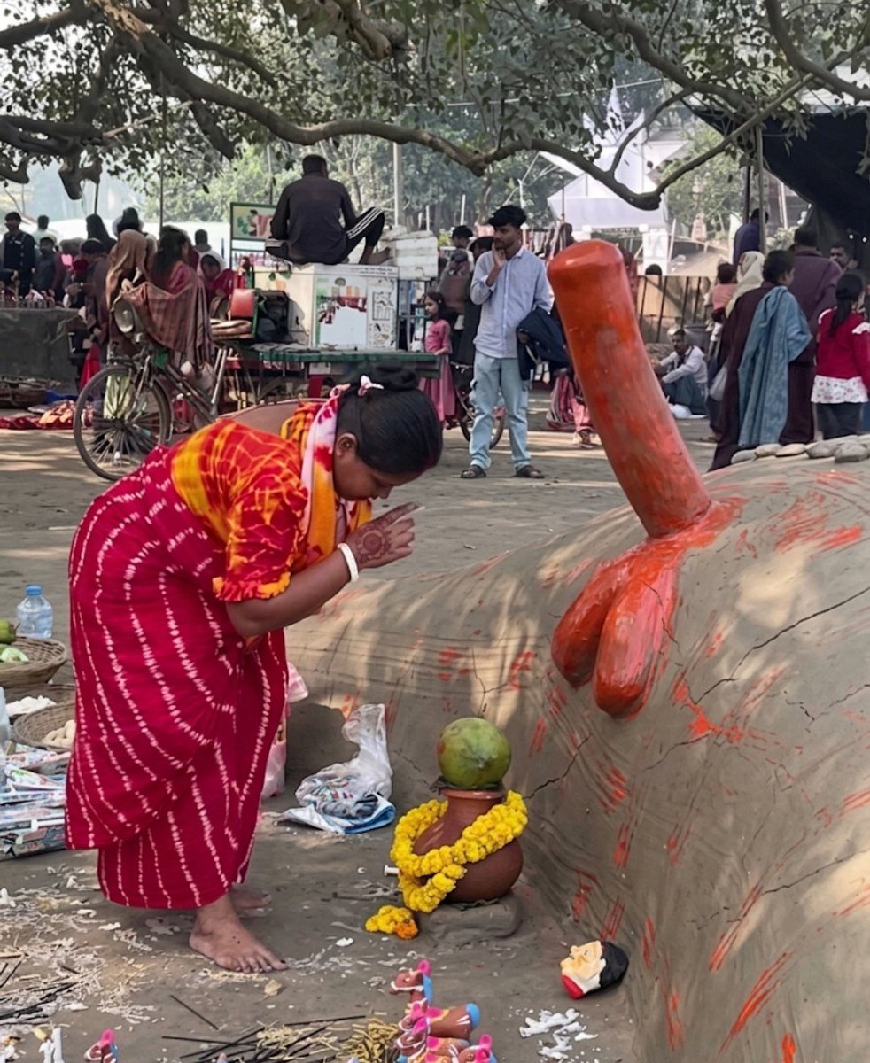 Rafiwafa2's tweet photo. @SwakshTripathi Feminist in temple 😆 🤣 😂 😹 https://t.co/yOzoUoi2lk