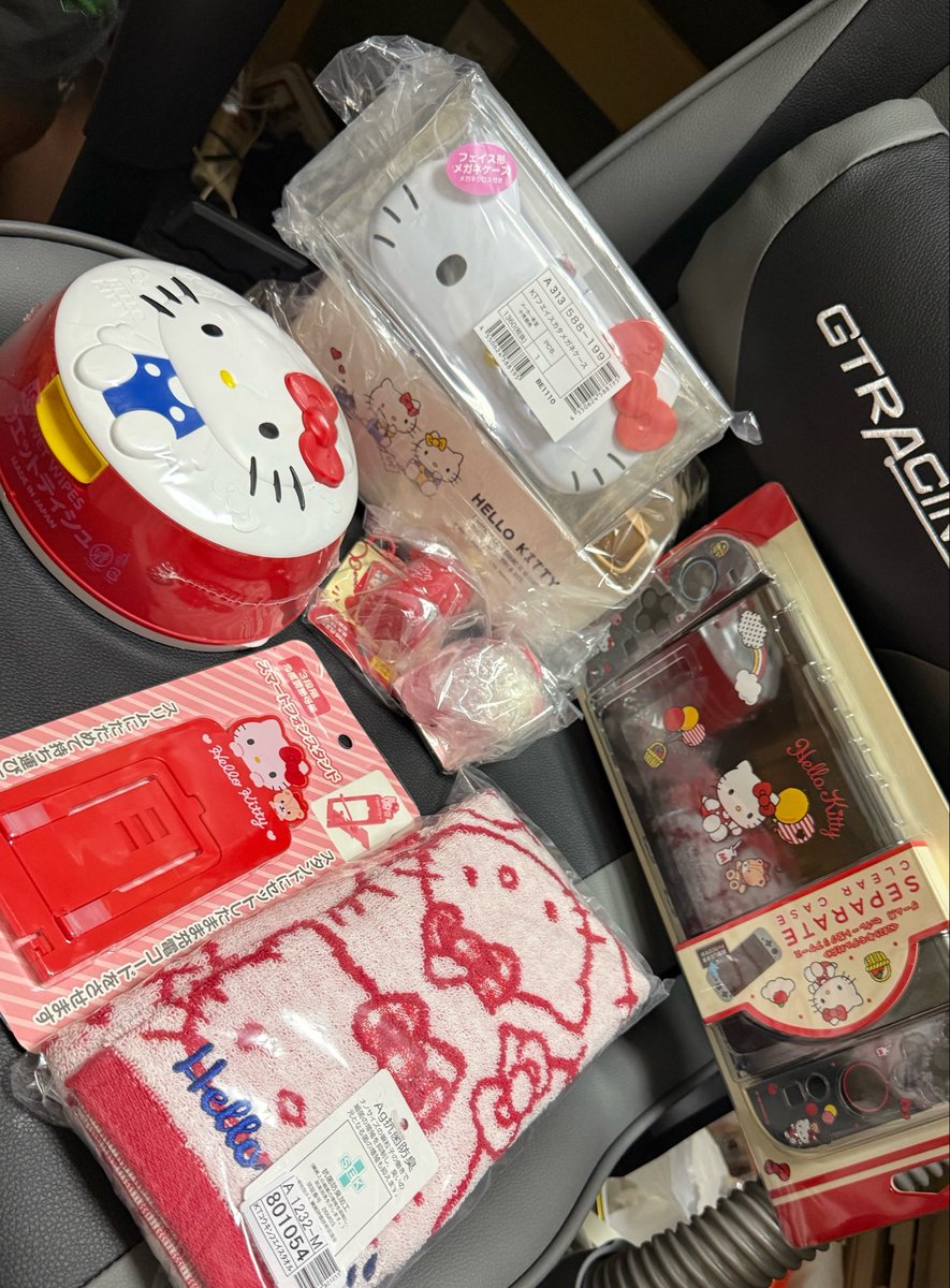 c_n614's tweet photo. 本日またレベルが上がってしまった

長男から頂いた誕プレ
ゲーミングチェアとキティちゃんグッズ諸々とホームベーカリーと肉!!! https://t.co/bqDMFc8btU