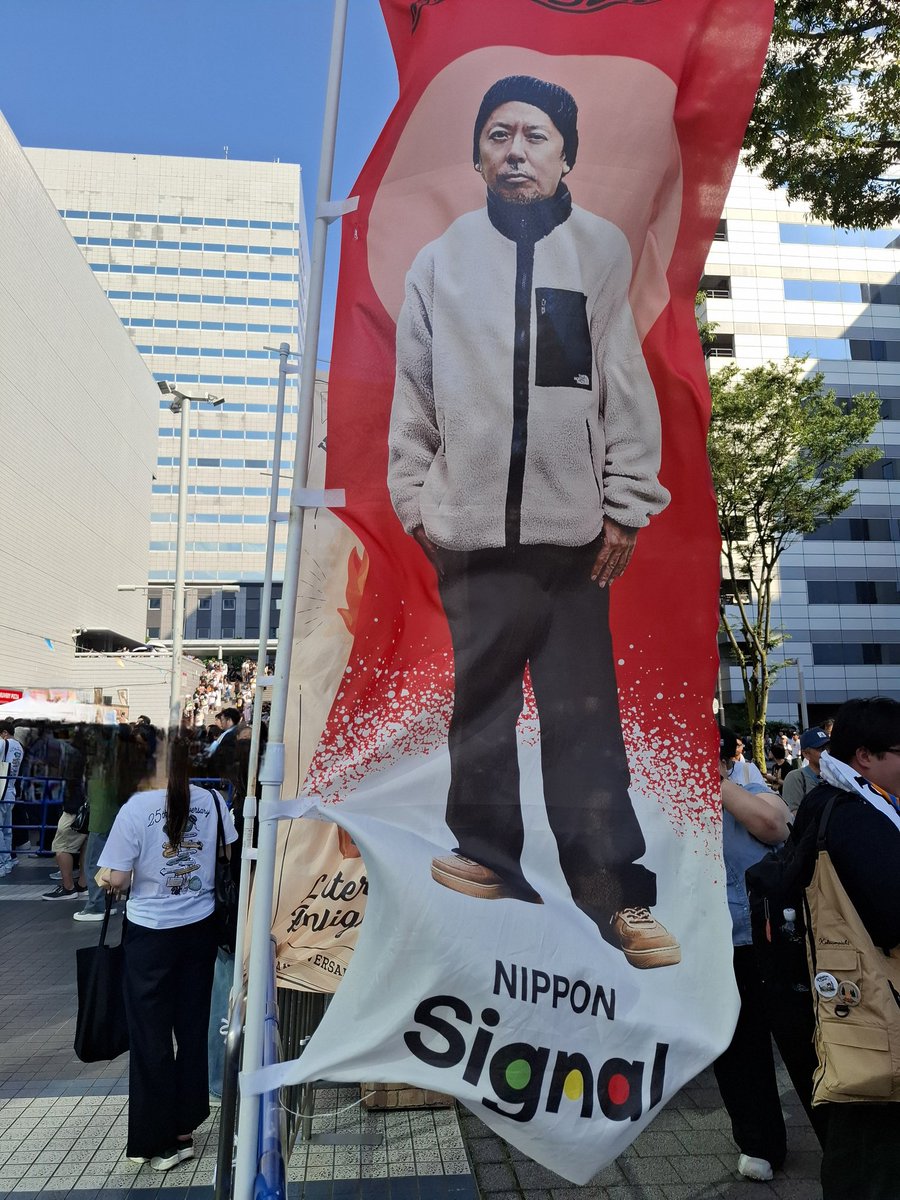 leiamay3's tweet photo. うちの旦那さんも、りょうさんと同じ歳！
朝の寝室は独特な匂(かほり)がするようになったし、毎日どこかしら痛いと起きてくる(笑)
今朝は昨日のLIVEの筋肉痛とお決まりのご挨拶！今日も月曜からの活力を養いにケツメイシのLIVE楽しみましょう♪ https://t.co/FDW8bPPV66