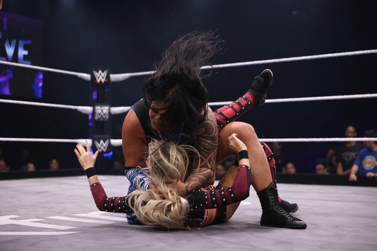 peninatuilaepa's tweet photo. “If she poly, she poly beat yo a**”
& will.
😂😤👊🏽 🇼🇸 🇦🇸
#Polynesia #WWE #WWEEvolve #ComeGetchoIssue https://t.co/tfSFV8ZDnv