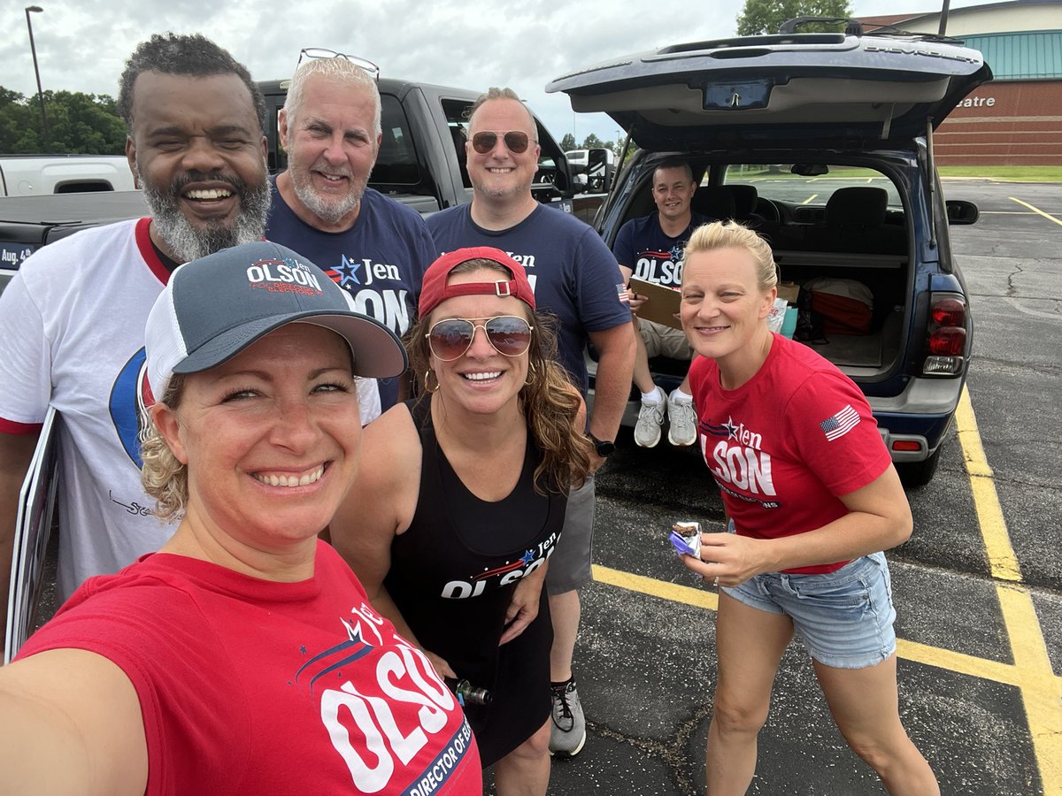 JenOlsonSCC's tweet photo. Even with rain in the forecast, we managed to stay dry today on the campaign trail! Thanks to all the volunteers for being troopers today! It turned out to be a beautiful day in the neighborhood!
#HandCountTheVote #Campaign https://t.co/GrKiogXAqS