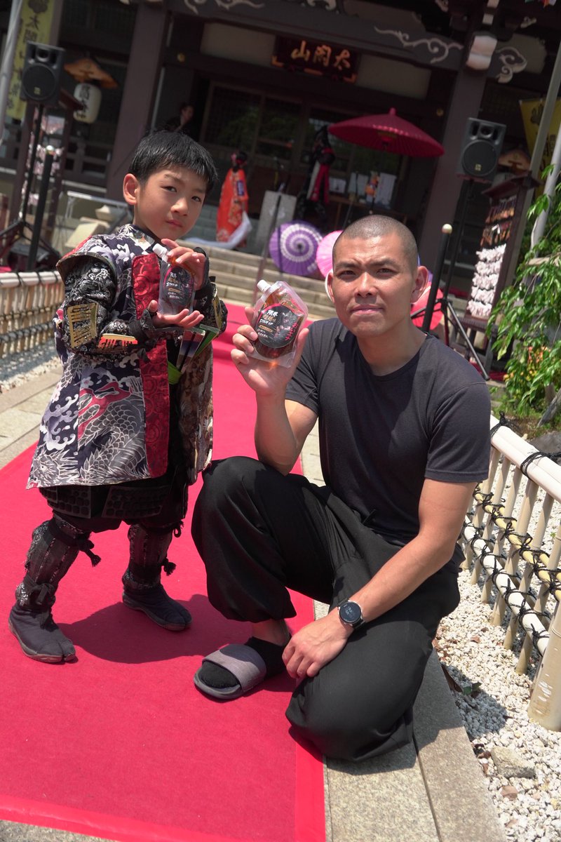 Kotono_20191217's tweet photo. 昨日購入したおいエナを飲んで気合十分🔥 本日も豊臣"和 SOH"日和に出陣します！
皆様にお会いできるのを楽しみにしております😊
#我武者羅兄弟 でお待ちしてます🐒🐵

#チビチビ武将隊我武者羅
#豊臣秀吉
#豊臣秀長 https://t.co/jpkI59rp4m