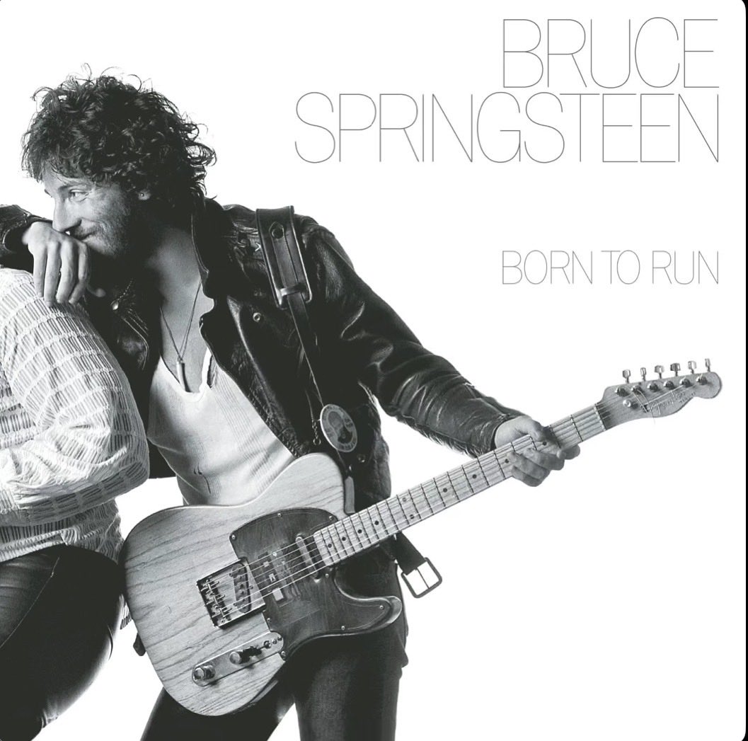 320MrBrightside's tweet photo. 【アートワーク解体新書 #52】

Bruce Springsteen - Born to Run (1975)

Eric Meolaが1975年6月20日、NYスタジオで撮影。

BruceがClarence Clemonsの肩に寄りかかり、Fender Telecasterを構える親密な一枚。

シンプルなのに圧倒的な影響力を持つ、Springsteen明日なき暴走！

#BornToRun #BruceSpringsteen