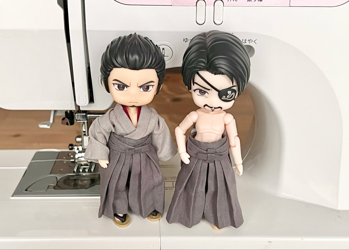 maru_malulu_'s tweet photo. 袴と靴が出来た！
維新の服あと少しで完成しそう！

でも袴はもう少し黒っぽい灰色にすれば良かったなと後悔...いつか作り直す😭

仕事終わったら羽織りとネックレス作る https://t.co/YcdmADbIEP