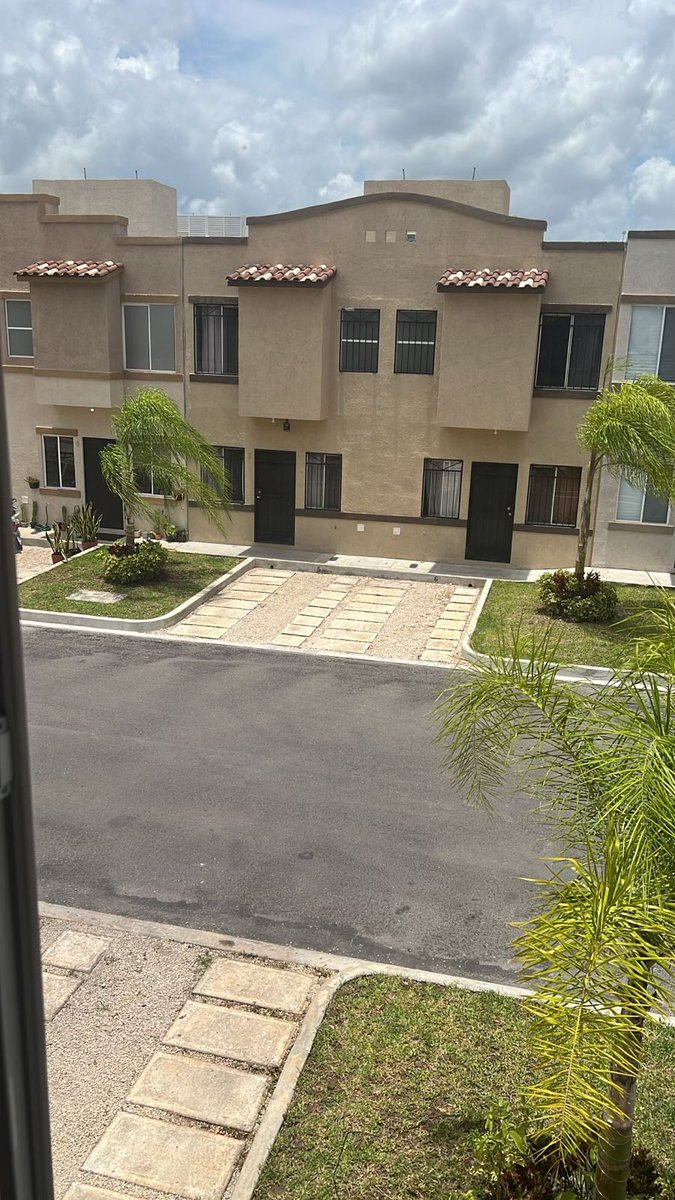 RealEstateqroo's tweet photo. Mira esta artículo en WhatsApp: https://t.co/L0rau3AskA
Precio: $1,800,000.00
Descripción: Casa semi nueva en privada con alberca, 2 recámaras con clóset y aires acondicionados, 2 nivel,  1.5  baño, patio trasero y área de servicio, estacionamiento 1 vehículo, privada9842331292 https://t.co/S30bTQbC0g