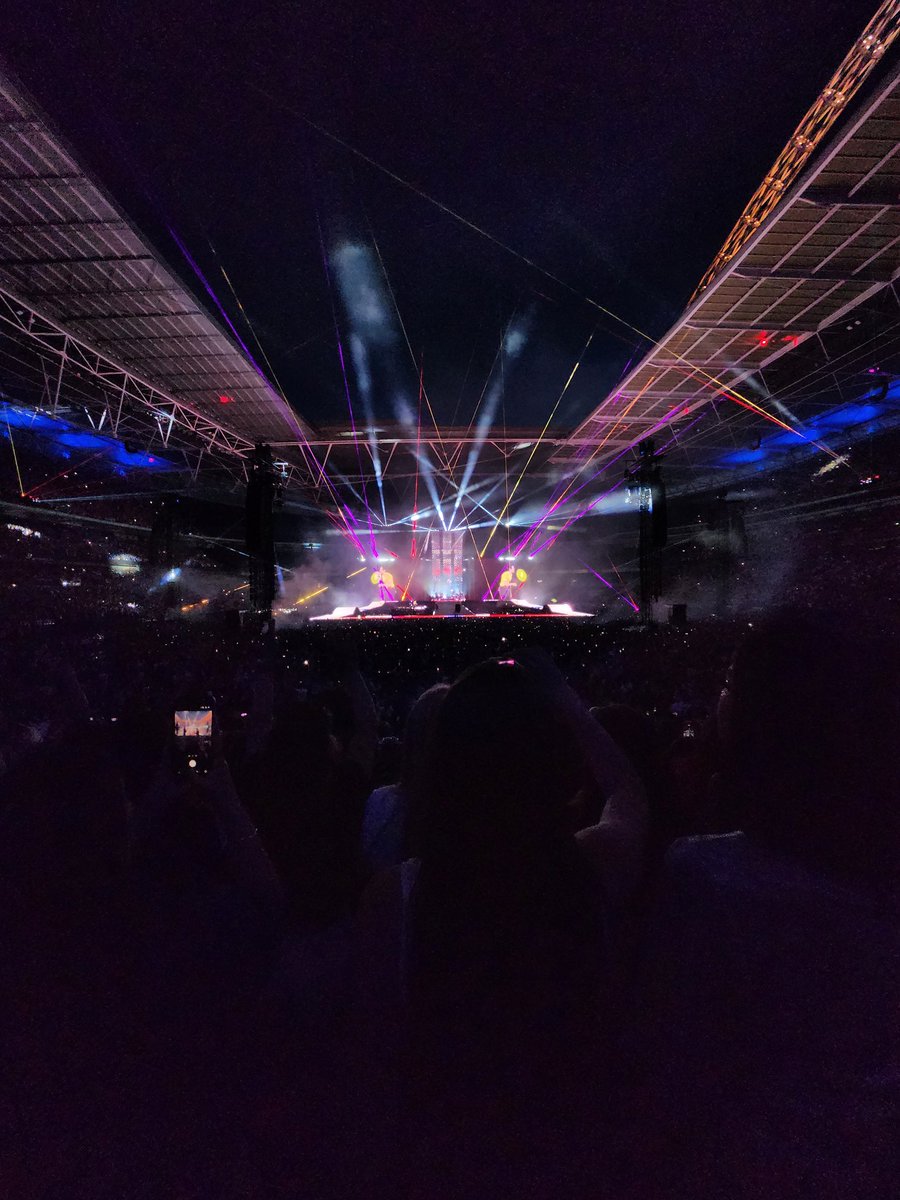 DelicateDaisy28's tweet photo. no zoom vs photographer mode 📸 @Harry_Styles @HSHQ https://t.co/m9hbT3IDOz