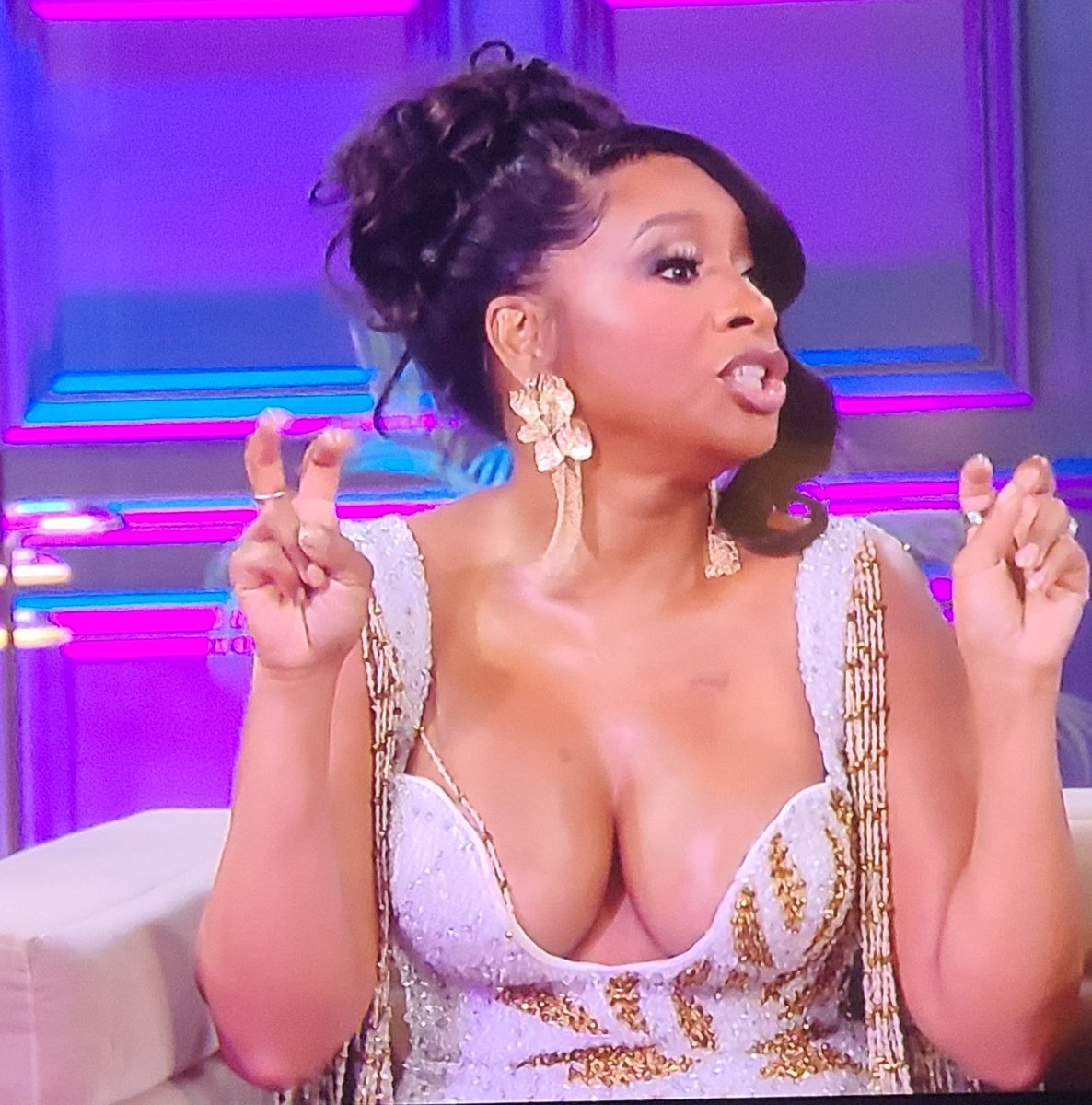 Savvydextrous's tweet photo. Bruh, Kimmy is truly trippin. Destiny asked "What did I say shady?" Fair question. How you not gonna do that with her? It was a valid question you chose to attack instead of answer. #LAMH https://t.co/Q2Uy3WPvwk