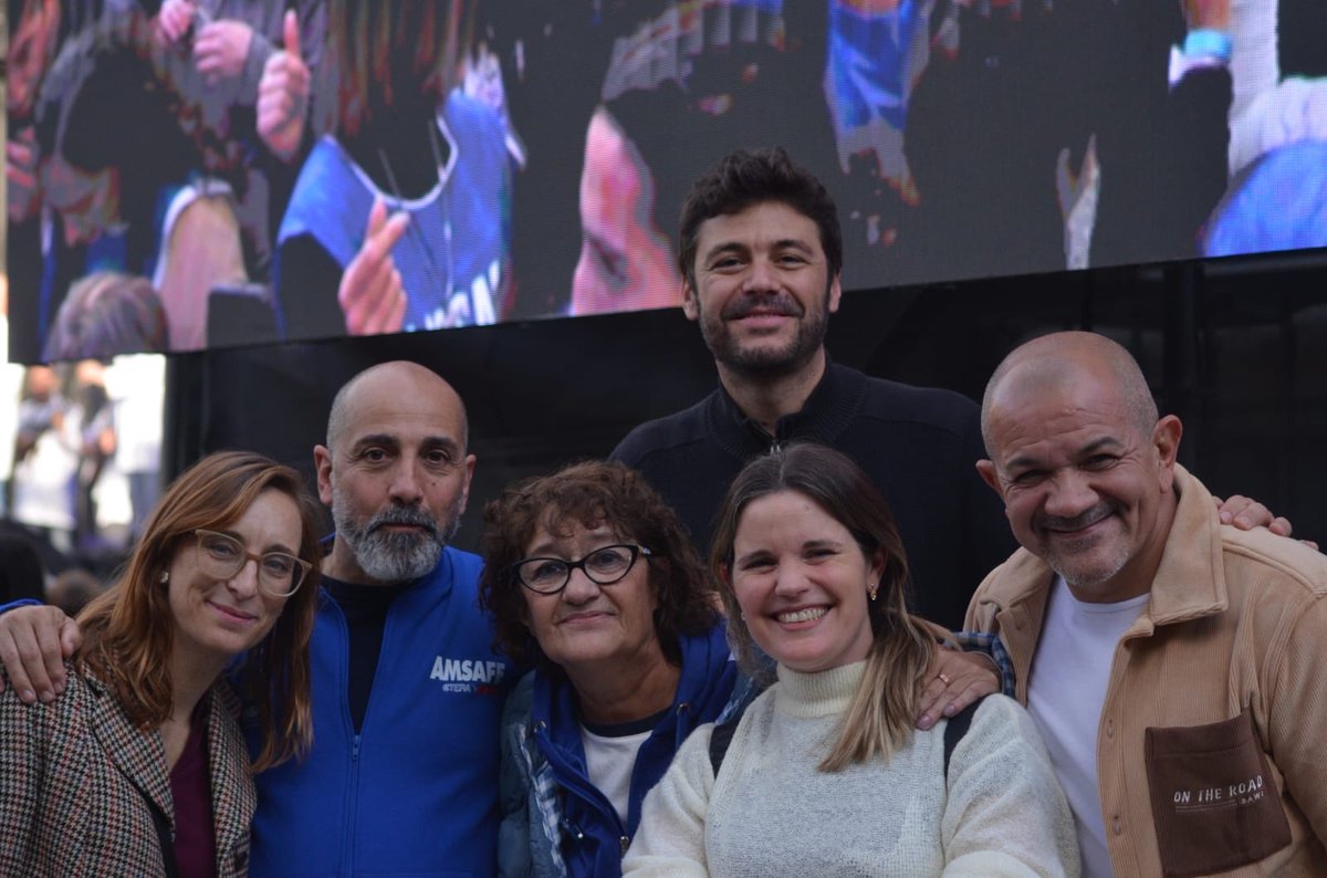 carentepp's tweet photo. Hoy estuvimos con @juanmonteverde en la Carpa Blanca de la docencia santafesina, que después de recorrer toda la provincia, llegó a la ciudad de Santa Fe.

Fue emocionante encontrarme con docentes de distintos rincones de Santa Fe que, a pesar de los salarios que no alcanzan, del desgaste y de la falta de respuestas, siguen sosteniendo todos los días nuestras escuelas.

La educación pública existe porque hay miles de maestras y maestros que ponen el cuerpo, acompañan a sus estudiantes y no bajan los brazos incluso en los momentos más difíciles.

Mi reconocimiento y mi acompañamiento a su lucha. Porque defender a quienes enseñan también es defender el futuro de nuestra provincia y nuestro país