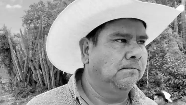 ArturoVill7's tweet photo. Oaxaca era de los estados más seguros del país, aún teníamos una relativa tranquilidad, dentro de lo que cabe. Fue a partir de la llegada de Salomón Jara, que el estado se fue ir al carajo.

El cobarde asesinato de Joel Ángel Bravo Martínez, es un caso más de como la alianza estado-crimen quita a quienes les estorban. 

DEP