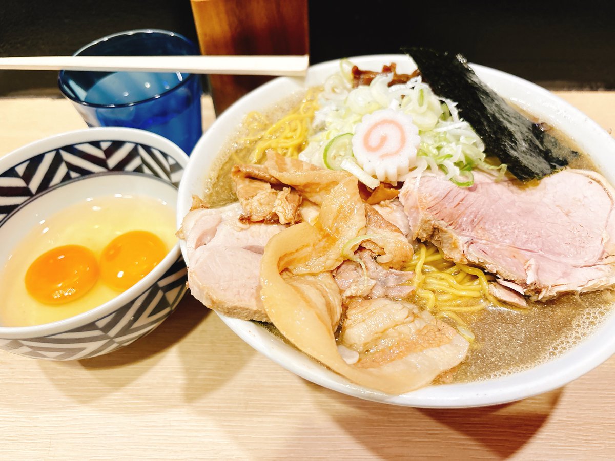 dayson4649's tweet photo. 調布にて、麺や六等星🍜熟成甘海老ベースの煮干し大量らーめん➕中盛り➕奥久慈の生たまごW🍥　

浅草橋で仲の良いフォロワーさんと飲んだ帰りに〆で移転後初の六等星へ🦖🐾💨💨　
　
甘海老と大量の煮干し出汁のパンチある、しょっぱ旨なスープに自家製のパツ感ある札幌麺が相性抜群💯
チャーシューも味染み染みで絶品🥩
大盛り頼もうと思ったら、前のお店から洗面器どんぶりは持って来てないみたいなので大盛りは出来ないみたい🤭
食べてる最中、店主から食べ終わったらネギ買って来て!と😂
ネギ買って来たら、今度は洗い物溜まっちゃってると！😂
結果終電まで厨房で働きました🤣👍
でもやっぱり楽しいな🫶
いい経験になるし✊
ご馳走様でした🎵
#調布銀座
#自家製麺
#麺や六等星