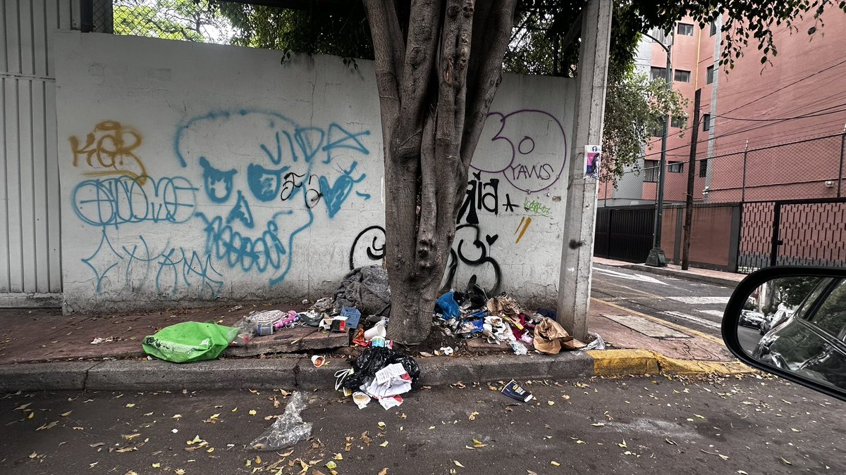 EscandonUnido's tweet photo. Cada día peor @AlcaldiaMHmx @mauriciotabe @OlaMHmx  total negligencia y expuestos a riesgos sanitarios, basura acumulada. 
@qGobCDMX @SEDEMA_CDMX @PAOTmx y @locatel_mx.
#Escandon https://t.co/5f9DzHnrsU