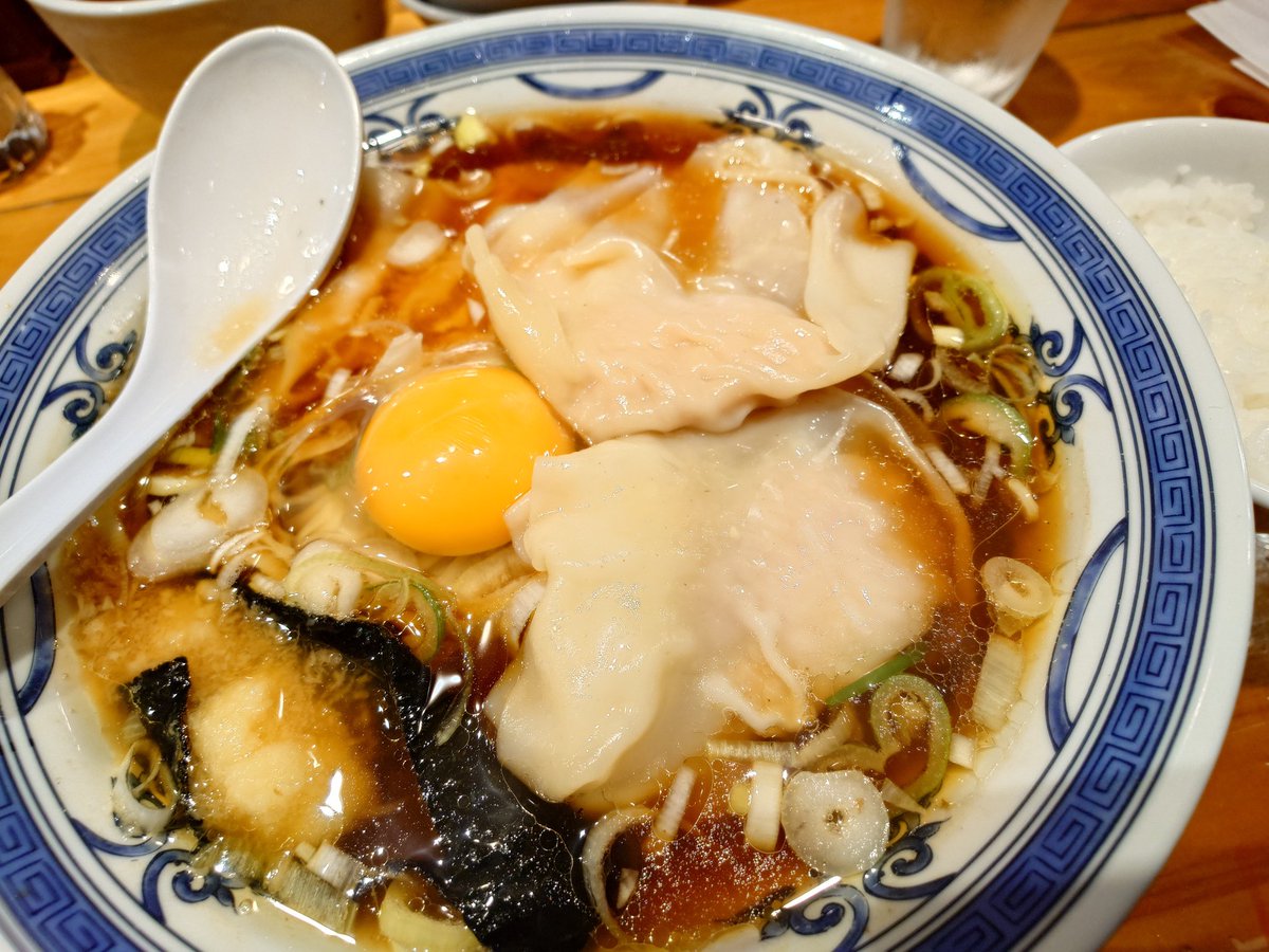 ama88101's tweet photo. 【つじ田】飯田橋店
ワンタン中華そば🈂️🍚🈂️🥚
出勤が早い朝はつじ田の朝ラ〜🤤
７時オープン７５０円最高過ぎる🫶🏻
二日酔い😵‍💫の朝に最高 しみる〜👍🏻
ご馳走様でした🙏🏻
@Tsujitatakehiro @tsujita1137 https://t.co/XJNtdVzQFX