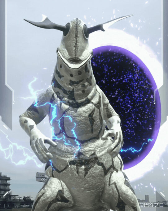 panoravr's tweet photo. 横浜にウルトラマンが現れる！ シリーズ60周年ARイベント「ウルトラマルチバース」
https://t.co/XW23VEDLDM

11/30まで開催なので家族で夏休みに遊びに行くのにもピッタリです✨

> ロケーションに紐づいたARといえば、その場所に行ってスマートフォンを操作すれば誰でも体験可能なものなので、一見すると「有料なの？」「映画一本観るより高い？」と思うかもしれない。しかし、シリーズ60周年を記念して作られたコンテンツとしてのボリュームがしっかりしているのと、それを実現する技術力がそのくらい向上していることは純粋にすごいと思った。2026年にAR技術がここまで確立されていて良かった！

#ウルトラマルチバース
#ウルトラマン