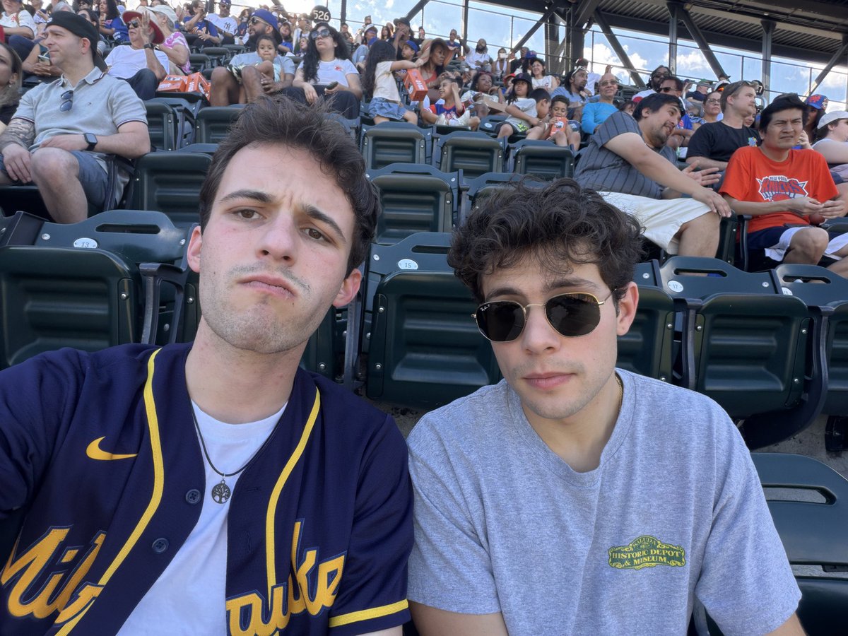 camkasky's tweet photo. Guy at Times Square subway station walks by me and says “Hey go Brewers!”

I love you New York City
I love you Milwaukee 

Brewers in 137 https://t.co/CbxVuWfgNK
